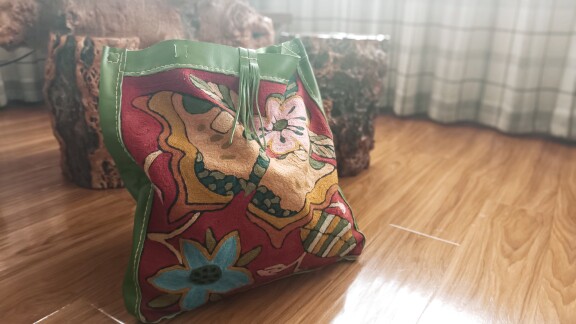 谜篱原创头层牛皮拼接尼泊尔手工羊毛满绣花片大挎包