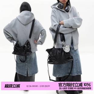 大容量通勤单肩斜挎包 高级黑·赛司褶皱感街头托特包 简着 原创