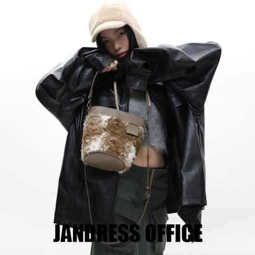 简着原创泰迪卷毛毛斜挎水桶包