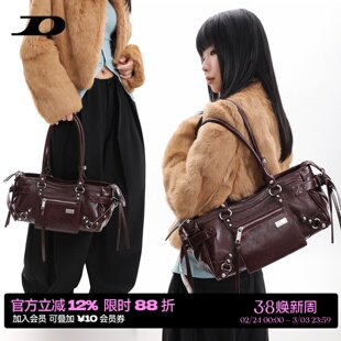 简着26SS 原创 霍里克斯 安可拉红 复古铆钉辣妹机车包拉链腋下包