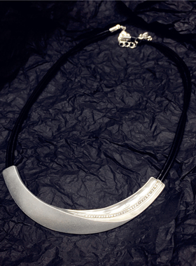 镶钻金属U形几何多层黑绳项链