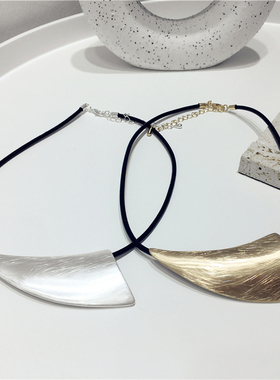 拉丝三角形几何黑绳项链