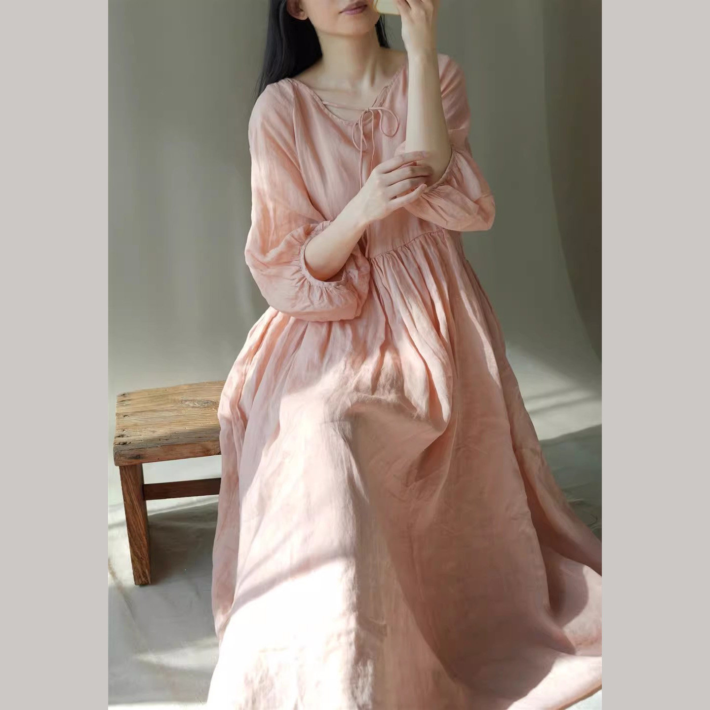 棉麻连衣裙女2026夏季度假风宽松纯色插肩七分袖绑带连衣裙长裙