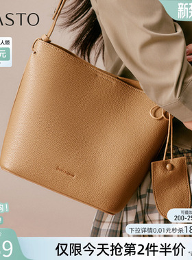 百思图春秋商场新款时尚设计水桶包高级质感通勤单肩包女TY030CX5