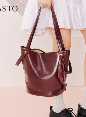 百思图2025春商场新款简约大容量红色水桶包单肩斜挎包女X3658AX5