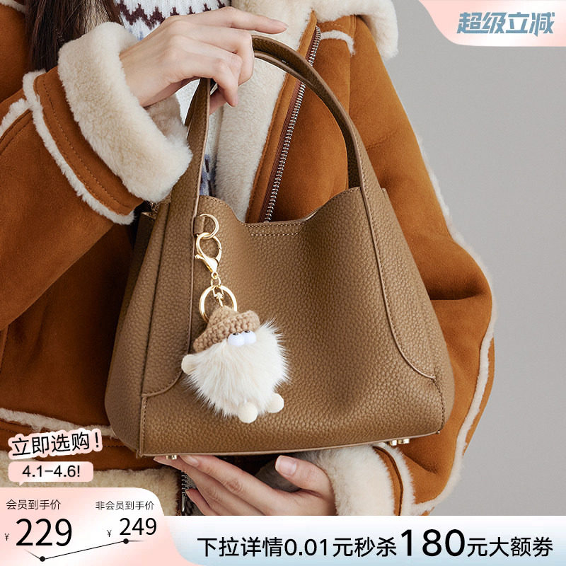 百思图春商场同款可爱卡通玩偶手拎包水桶包单肩斜挎包女X3234AX4