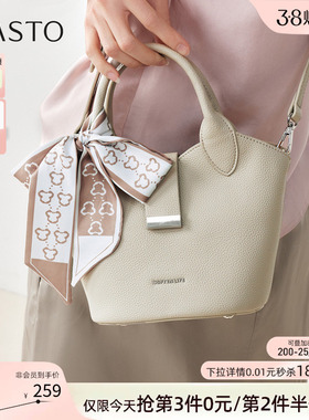 百思图2026夏季商场新款手提水桶包时尚生日礼物斜挎包女JB264BX6