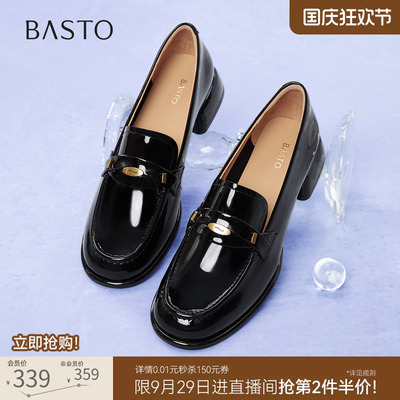 百思图春款牛皮亮面粗跟乐福鞋