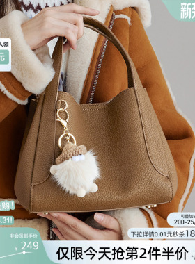 百思图春商场同款可爱卡通玩偶手拎包水桶包单肩斜挎包女X3234AX4