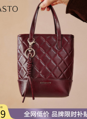 百思图冬季商场新款菱格气质水桶包时尚复古通勤女包TY083DX5