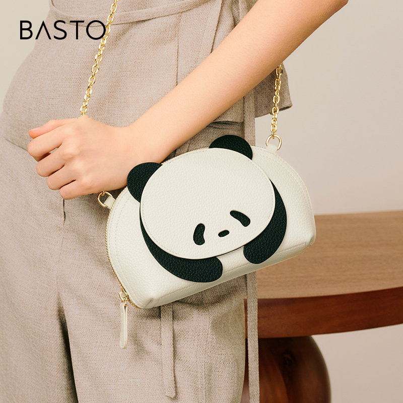 百思图春商场新款时尚迷你熊猫小包包手机包贝壳斜挎包女X3323BX5
