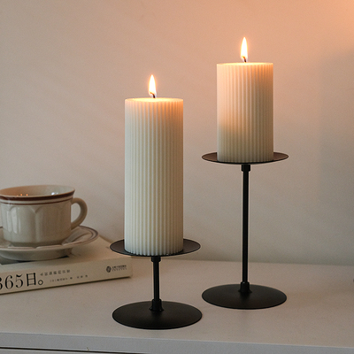 白色圆柱香薰蜡烛餐桌摆件