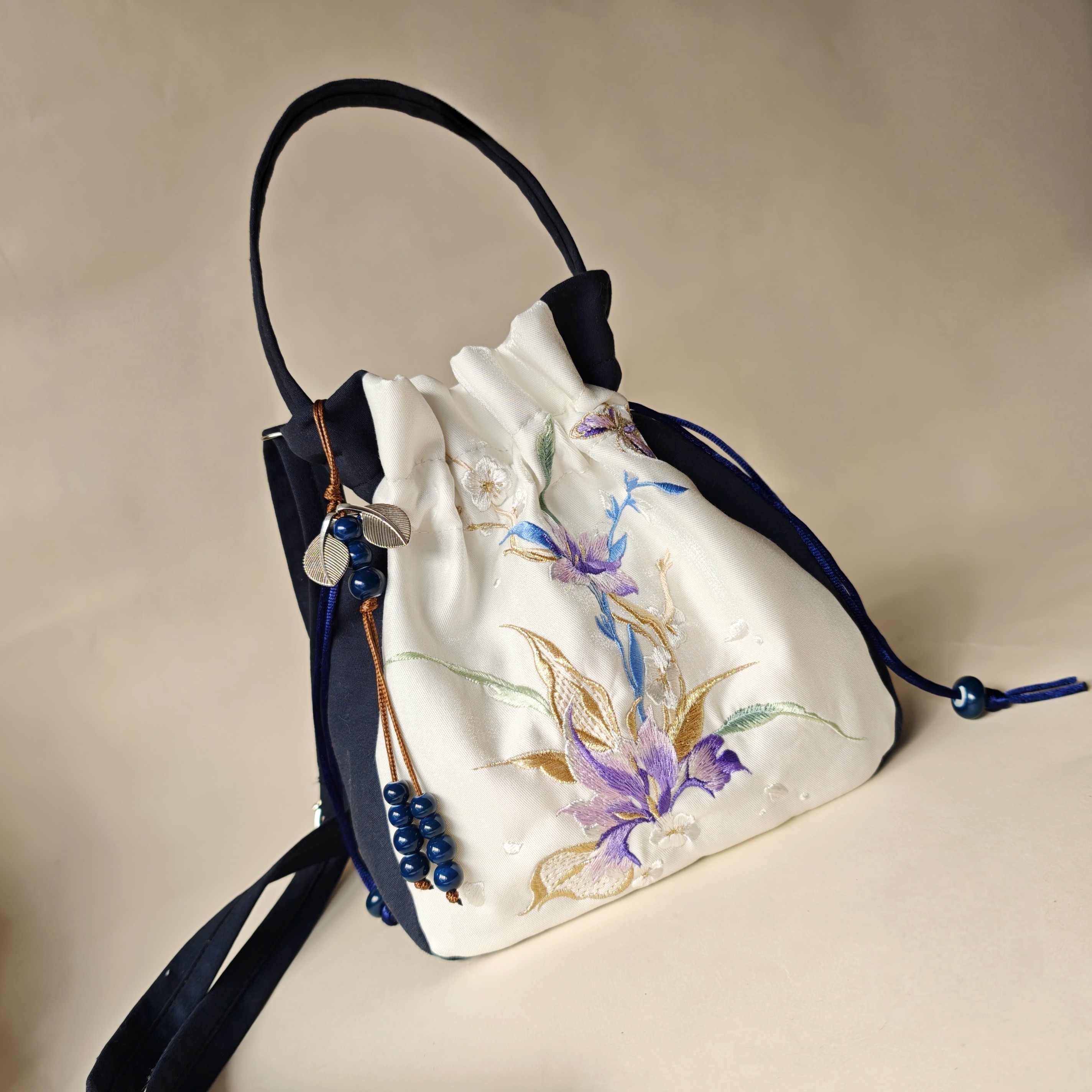 新中式古风斜挎包刺绣高级感手提包百搭汉元素文艺流苏休闲大容量