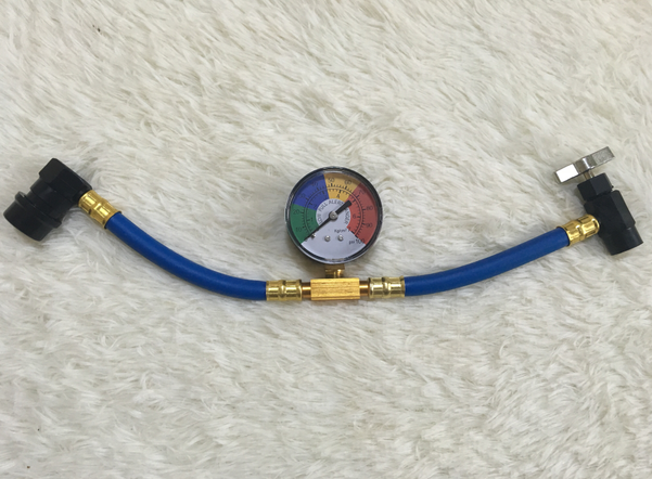 R134A车型专用检测补充管，左端为塑料欧美1/2螺纹专用开瓶器，左边管长13CM，中间制冷剂为低压表200PSI或者100PSI，右边管长13CM，右端为塑料快速接头可与汽车空调系统低压端接口连接。