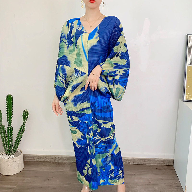 v领蝙蝠袖褶皱春季气质压褶连衣裙女时尚女装印花洋装优质日韩