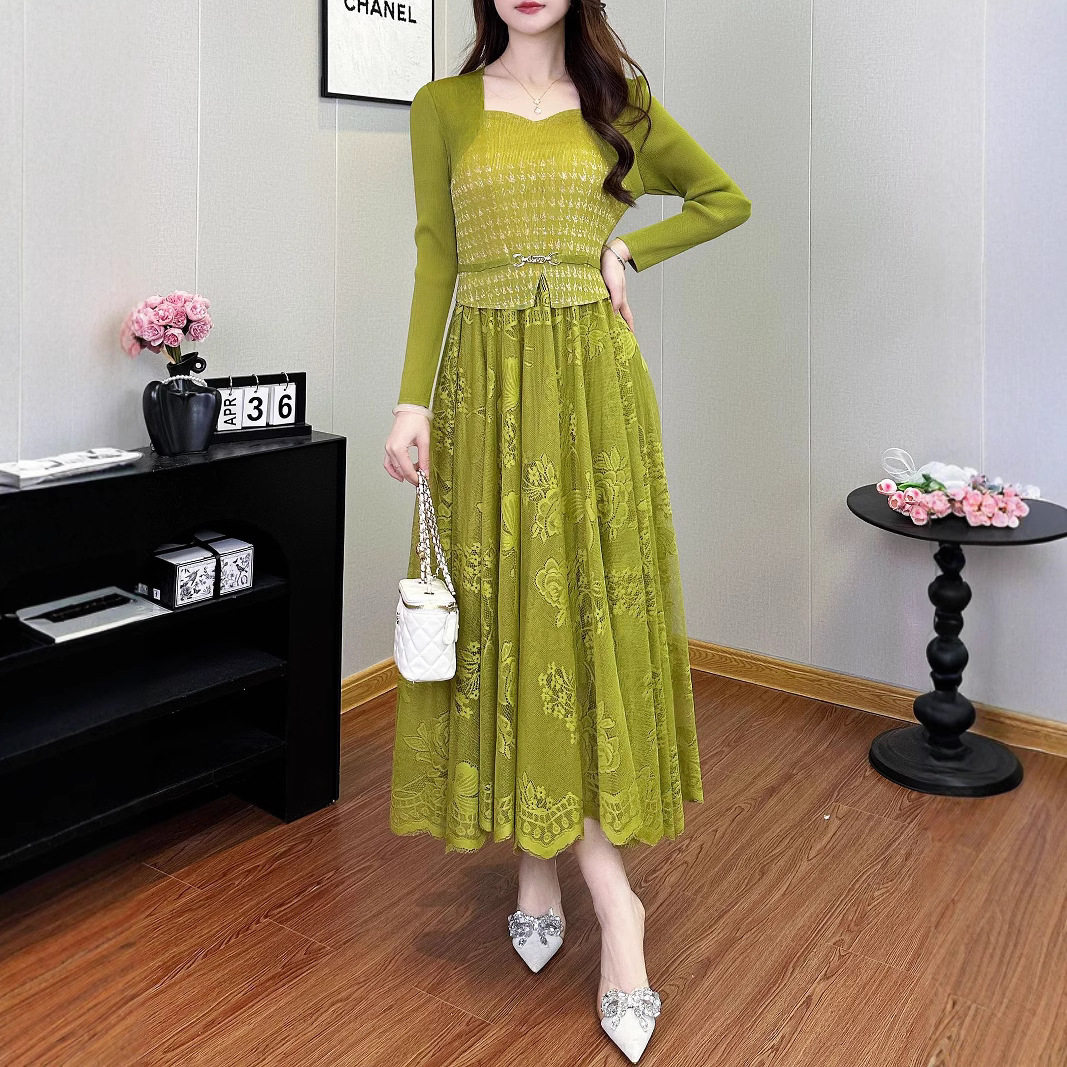 高档时尚春夏新款大码褶皱胖mm遮肚显瘦蕾丝拼接方领连衣裙女优质