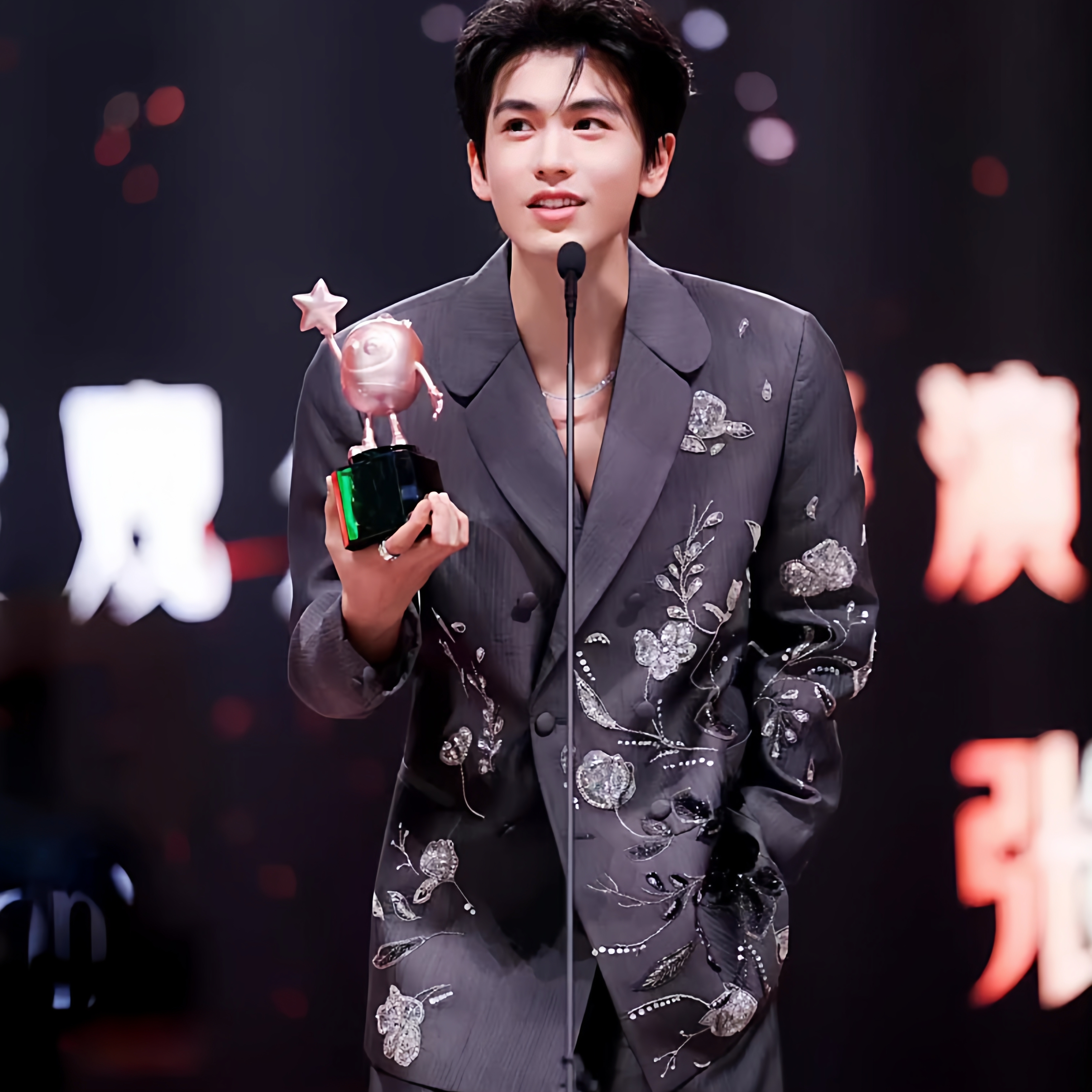 张凌赫同款手工串珠绣花男士西装