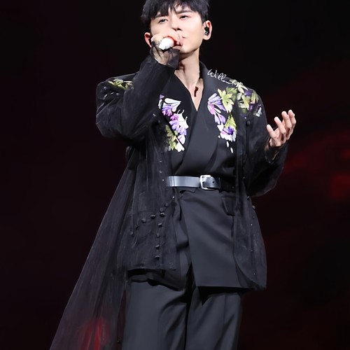 张杰同款立体渐变绣花男士西装