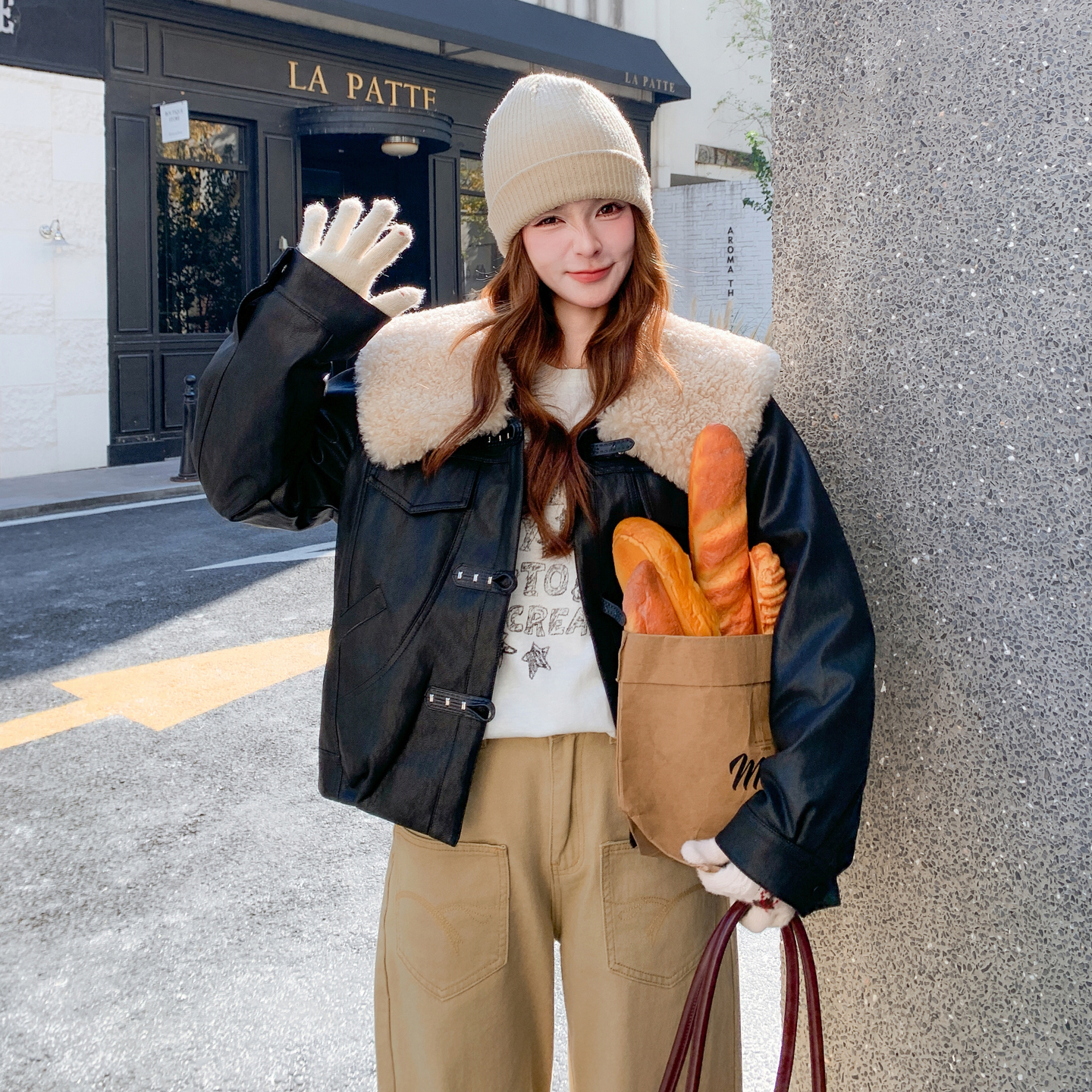 现货冬季新款羊羔毛翻领羽绒皮衣90绒1536659P260K398，女装短外套，艾青服饰