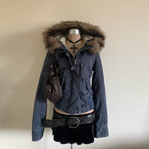 可拆卸毛领短款牛仔外套女 Women's short denim jacket Coat
