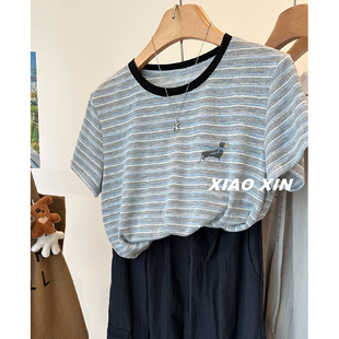 胖mm特大码300斤胸前小狗印花灰蓝条纹短袖T恤女夏季宽松打底上衣