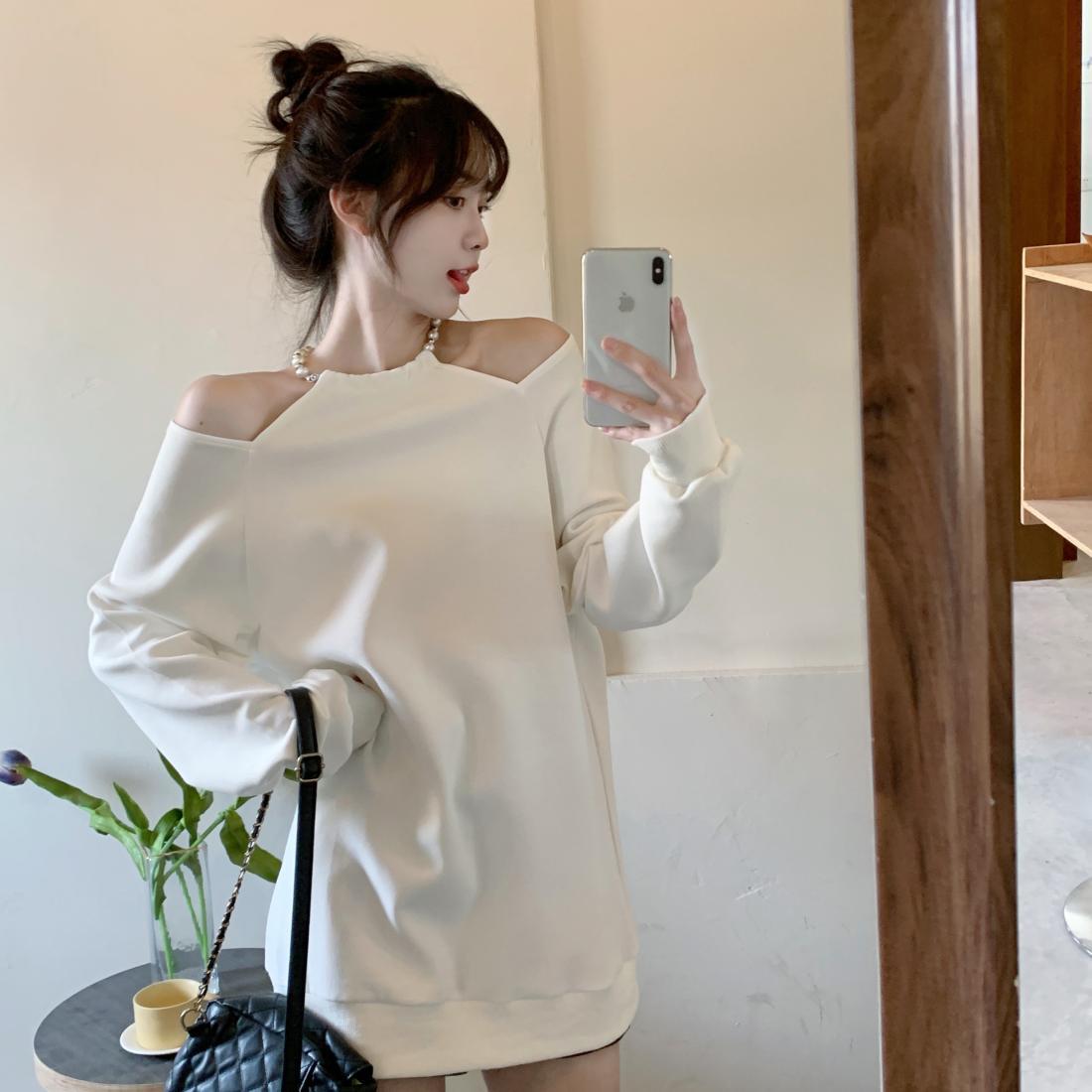 胖mm特大码300斤挂脖珠链连衣裙女春秋款法式气质宽松露肩卫衣裙