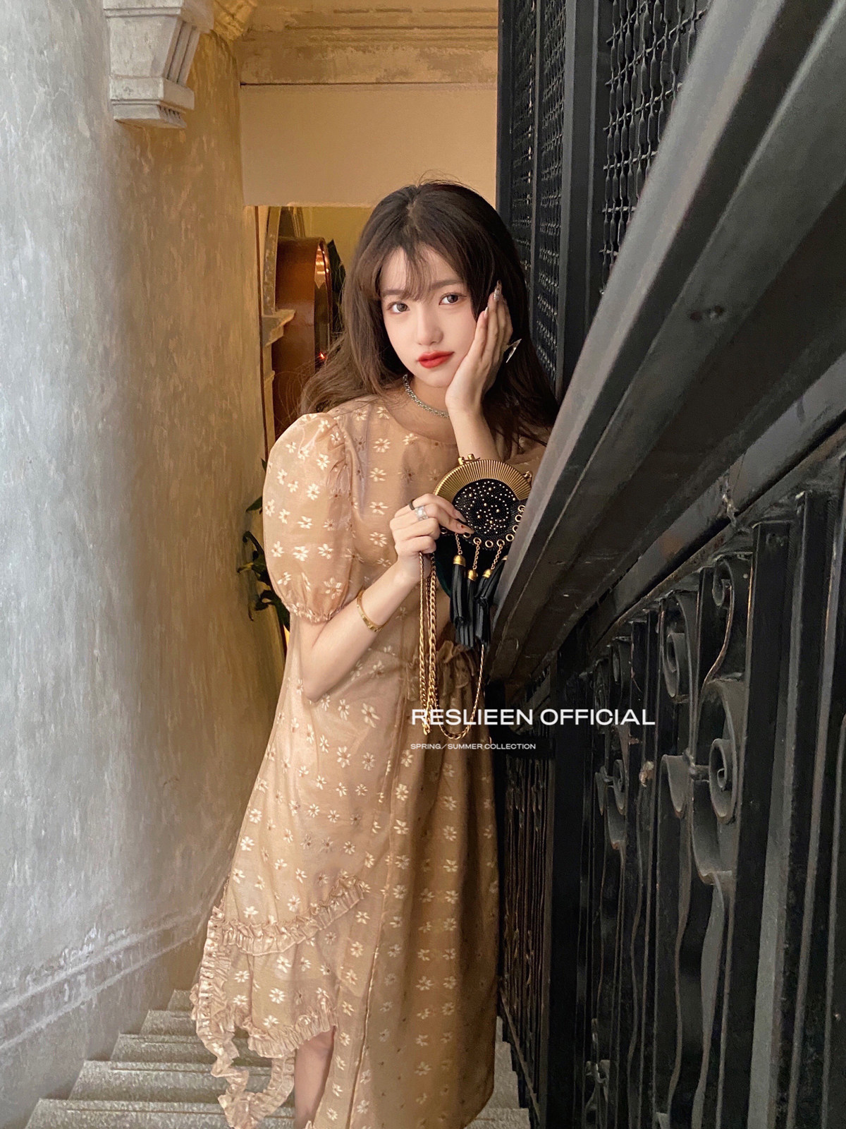 reslieen22ss「puff」香槟小花不规则镂空下摆浪漫时髦设计连衣裙