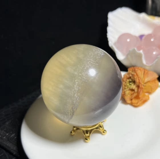 천연 회색-노란색 형석 수정구는 별처럼 아름답고 투명합니다