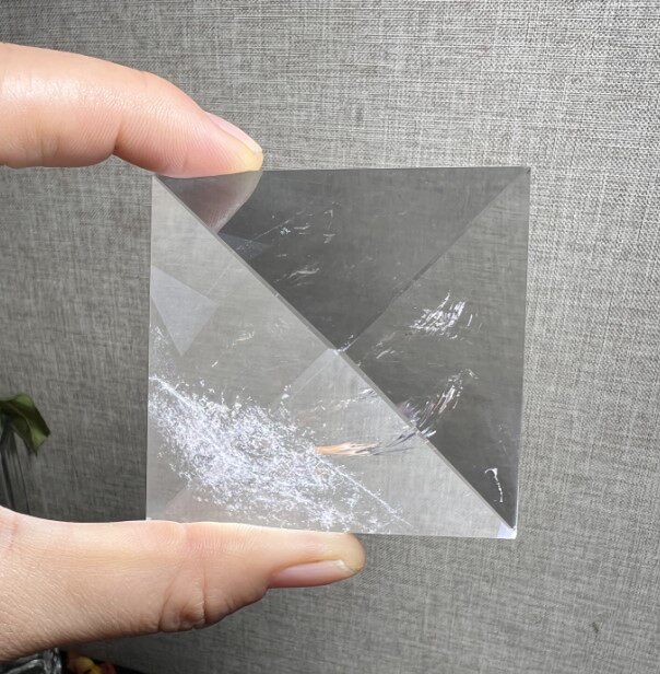 천연 화이트 크리스탈 피라미드 장식품 크리스탈은 순수하고 약간의 화려한 빛을 가지고 있습니다