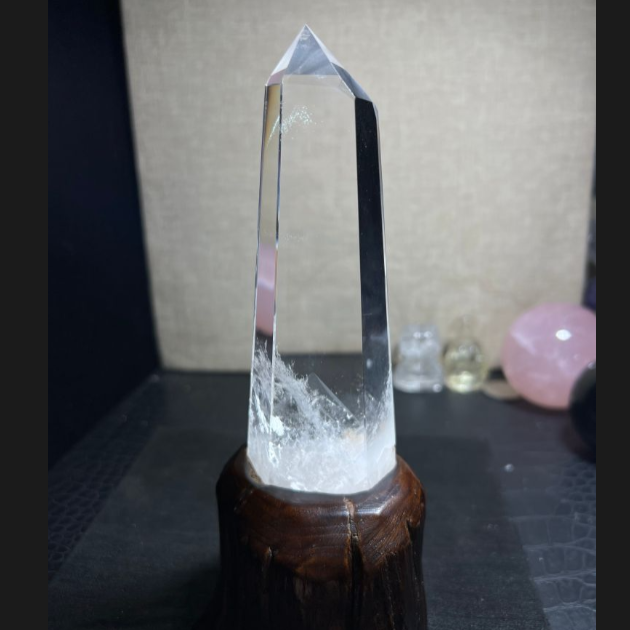 은산 피라미드를 천연 흰색 크리스털 기둥이 감싸고 있으며 다층적인 은산이 자연광에 보입니다. 18.8