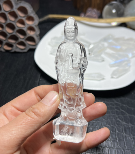 절묘한 얼굴 특징과 순수한 수정을 지닌 천연 백색 수정 관음보살 수정 조각