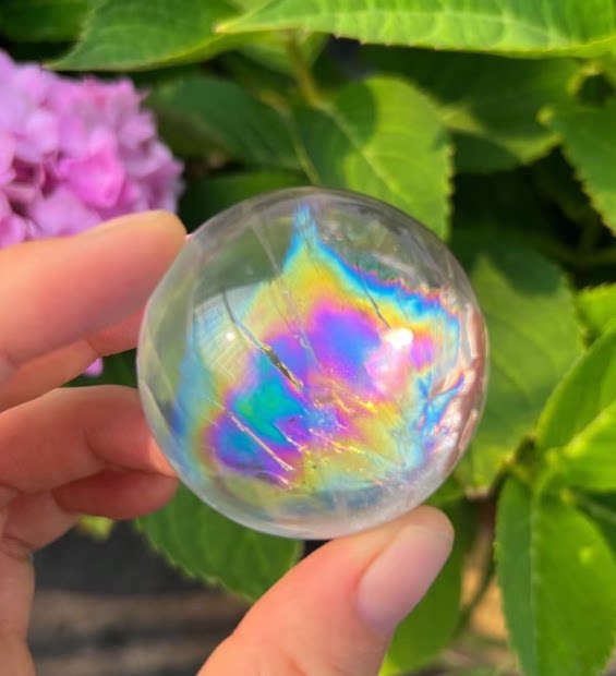 천연 흰색 수정구슬 장식이 넓은 면적의 다채로운 빛으로 감싸져 매우 아름답습니다