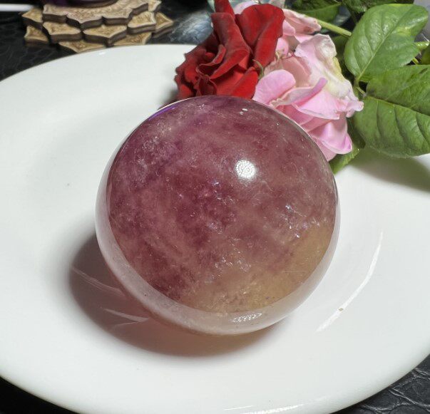 아름다운 투명한 색상을 지닌 천연 보라색 노란색 형석 수정구