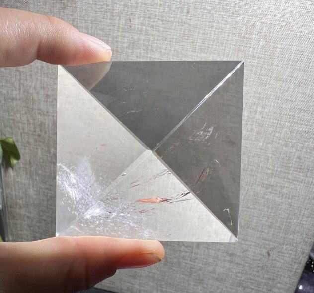 천연 화이트 크리스탈 피라미드 장식품 크리스탈은 순수하고 약간의 화려한 빛을 가지고 있습니다