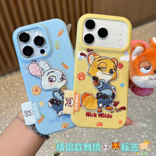 情侣刺绣朱迪尼克标签适用苹果18pro手机壳iPhone17max16小米18华为mate70pura80K90note15荣耀500x300magic8