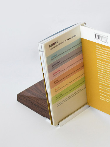 极简胡桃木橱窗信息展示卡座