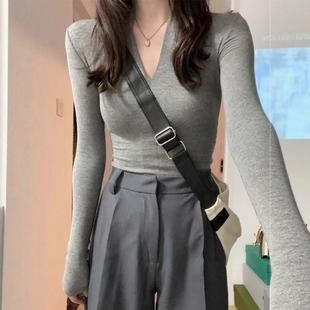 美式性感深V领内搭上衣女2025秋冬修身纯欲长袖T恤螺纹针织打底衫