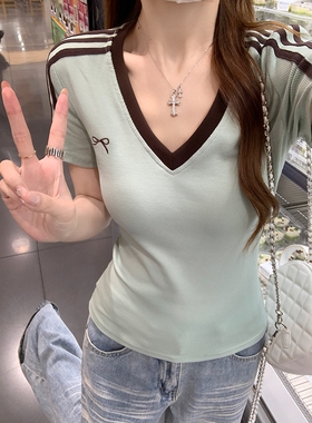 韩系v领绿色正肩短袖t恤女夏季绣花新款修身百搭学院风辣妹小上衣