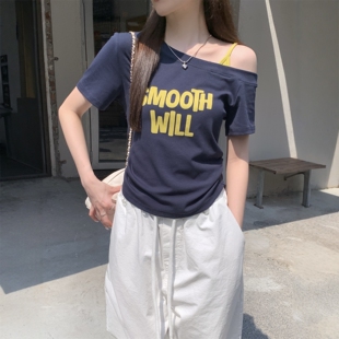 T恤女夏季 2026超火减龄设计感露肩显瘦上衣 字母印花斜肩短袖 美式