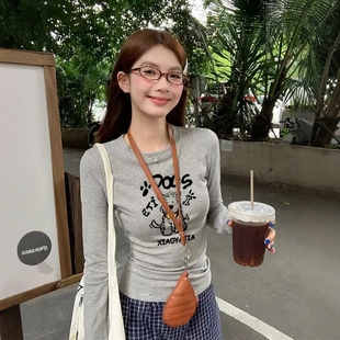 女春秋冬季 长袖 收腰印花t恤上衣 韩系纯欲正肩灰色打底衫 2026新款