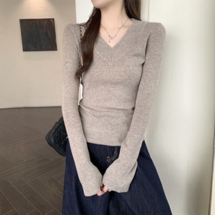 2026春秋V领坑条针织衫女长袖修身显瘦打底衫内搭毛衣温柔风上衣