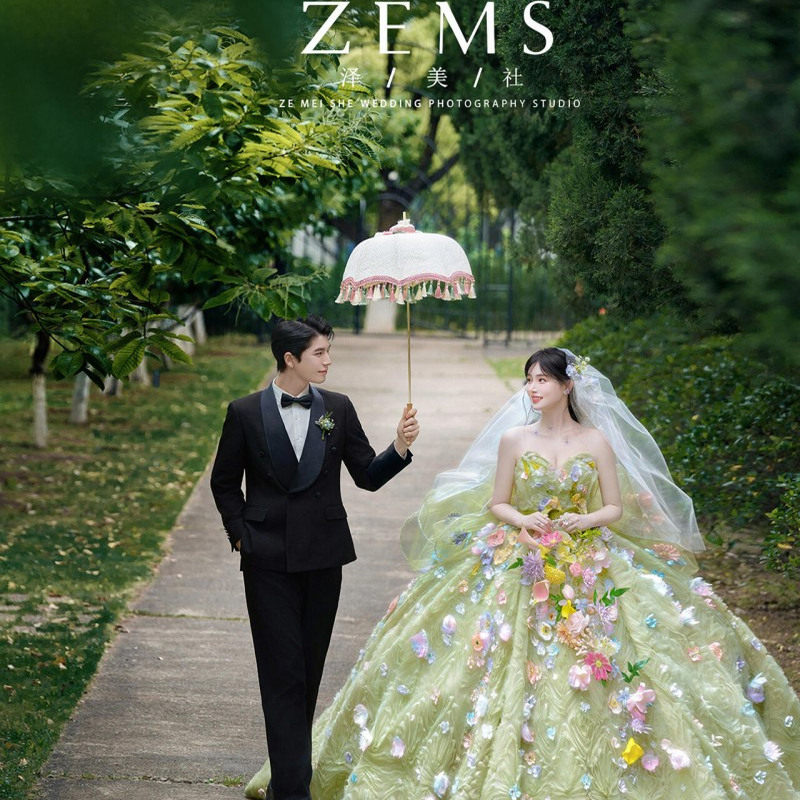 影楼主题服装2025新款法式轻婚纱摄影高端森系花朵绿色抹胸礼服