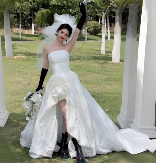 影楼新款拍照旅拍主题服装时尚街拍婚纱摄影外景前短后长拖尾礼服