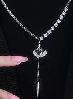 银杏叶项链女轻奢小众毛衣链秋冬新款高级感锁骨链个性吊坠冷淡风