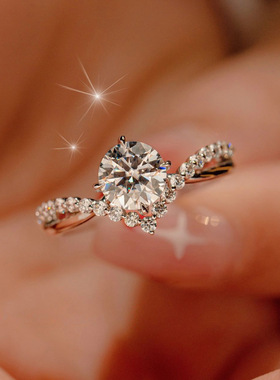 小红书饰品爆款直播货源1克拉四爪为爱加冕仿莫桑钻交叉V字戒指女