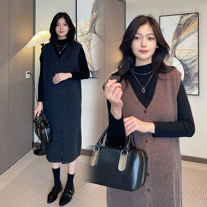 雪美芙孕妇连衣裙2024秋冬新款时尚单排扣宽松大码V领背带裙套装
