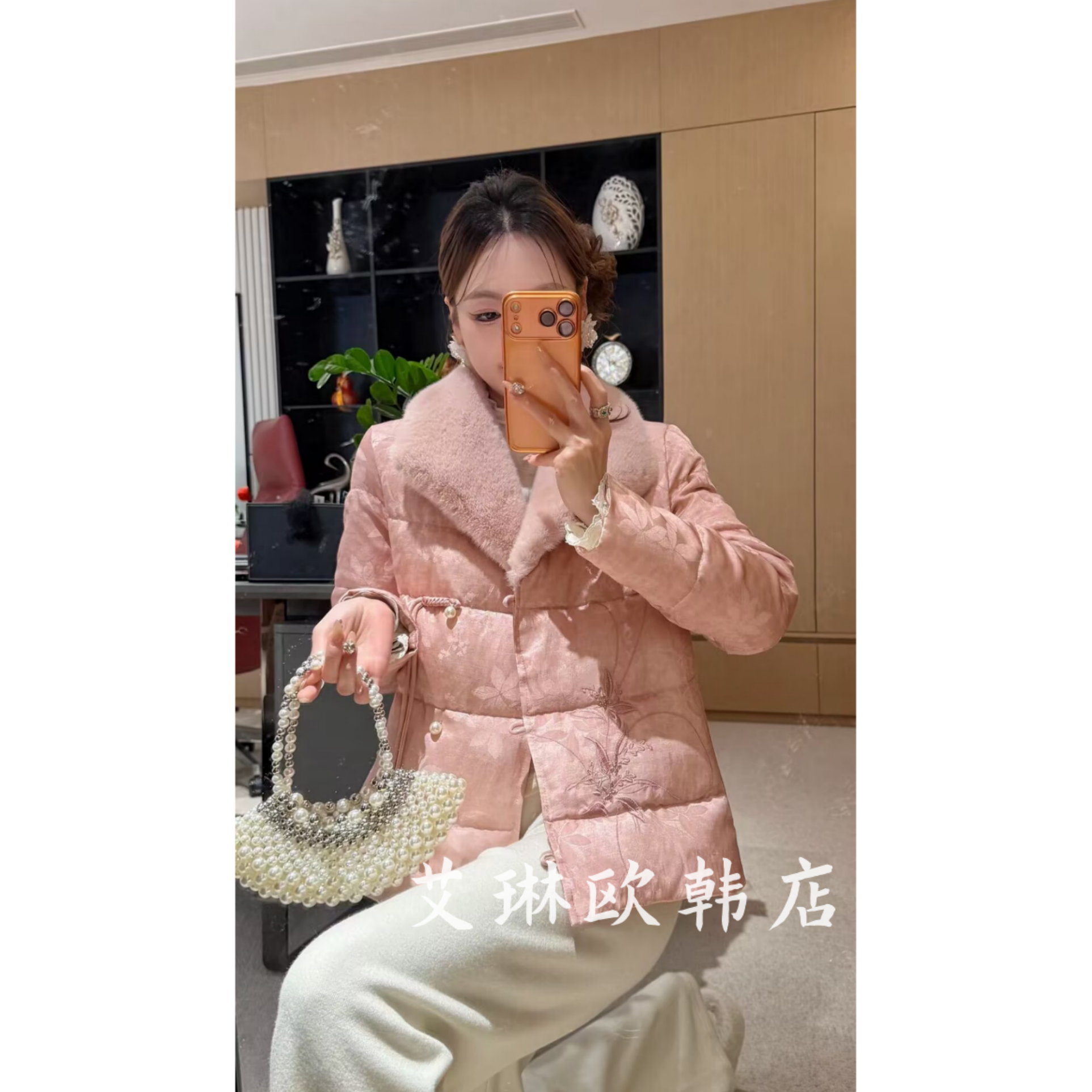 8621冬款盘扣国风羽绒服刺绣女