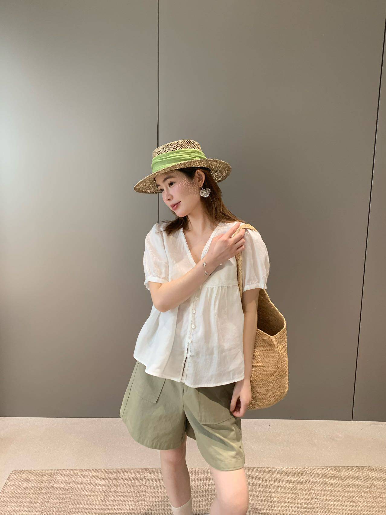 卡蔓蒽茜E20905夏季V领泡泡袖小衫女韩版蕾丝花边甜美小个子衬衫
