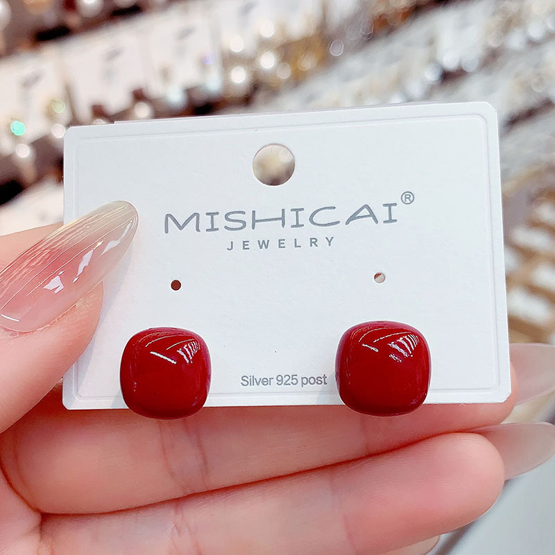 红色喜庆小巧几何方形耳钉