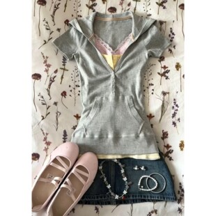 美式复古连帽短袖T恤女辣妹修身v领半开扣口袋短款显瘦针织上衣女